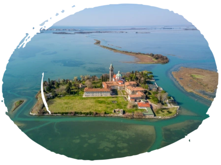 Canale verso Grado con segnaletica lagunare e barca a motore