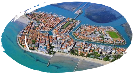 Canale verso Grado con segnaletica lagunare e barca a motore