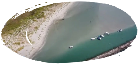 Canale lagunare con briccole e piccola barca in navigazione