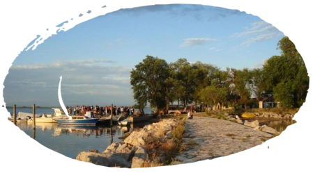 Canale verso Grado con segnaletica lagunare e barca a motore