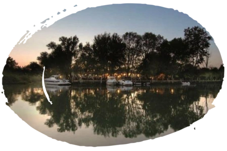 Canale verso Grado con segnaletica lagunare e barca a motore