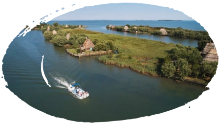 Canale verso Grado con segnaletica lagunare e barca a motore