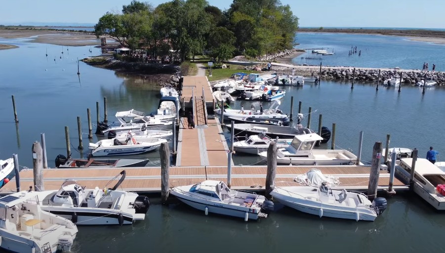 Pontile di ristorante in laguna